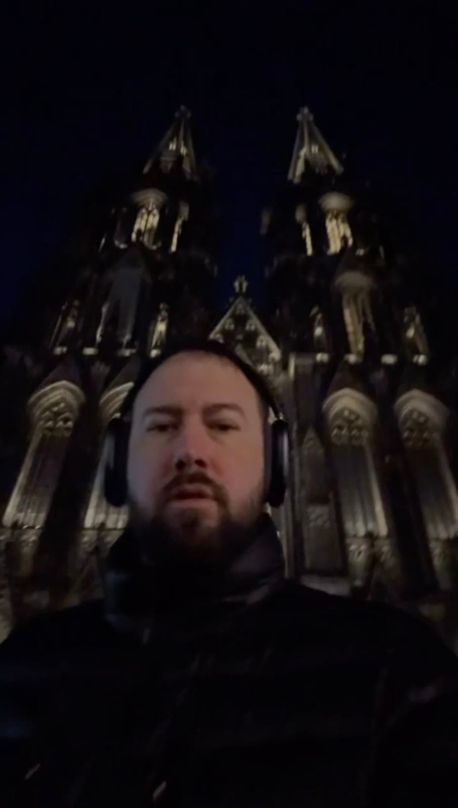 Oliver Locke in front of Cologne Cathedral at night in Germany